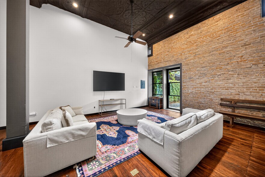 More Photos Of 614 High St, Comfort Storefront Retail Residential For Sale