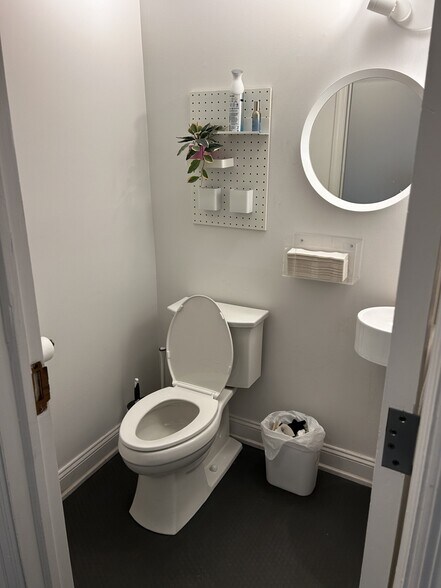 More Photos Of 677 High St, Columbus Storefront Retail Office For Lease