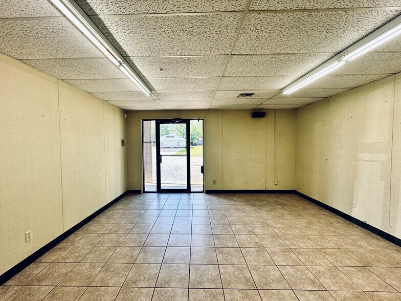 More Photos Of 420 W Dakota Ave, Chickasha Office For Sale