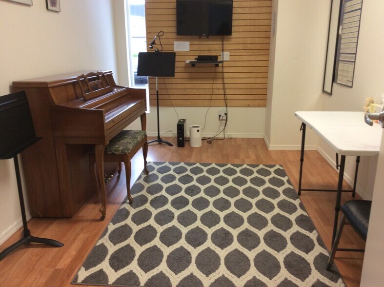 More Photos Of 1900 Belmont Loop, Woodland Storefront Retail Office For Lease