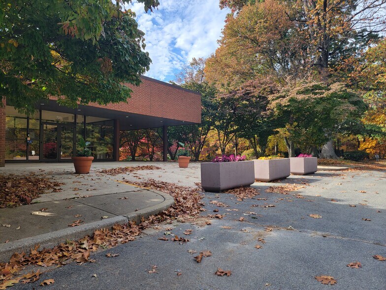 Primary Photo Of 700 Professional Dr, Gaithersburg Medical For Lease