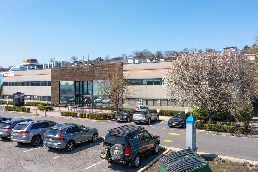 More Photos Of 725 River Rd, Edgewater Medical For Lease