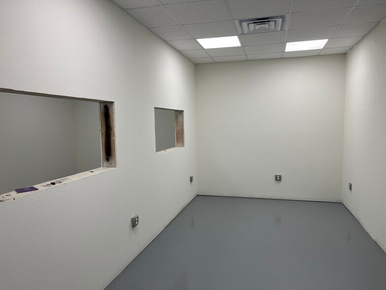 More Photos Of 404 S Shelfer St, Quincy Warehouse For Lease