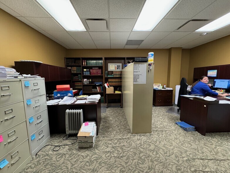 More Photos Of 5440 N Oak Tfwy, Kansas City Office For Sale