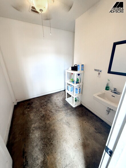 More Photos Of 8115 NW 98th St, Hialeah Manufacturing For Lease