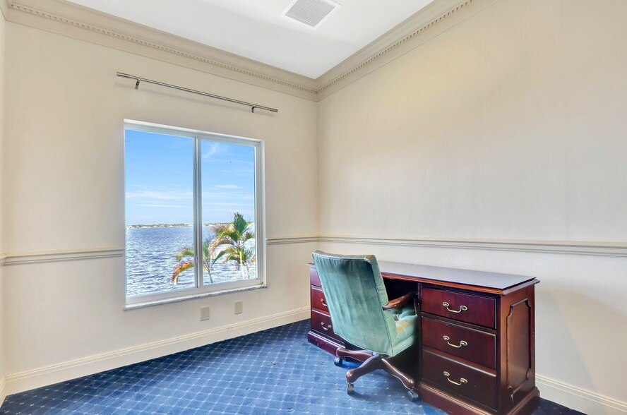 More Photos Of 117 SE Seminole St, Stuart Medical For Sale