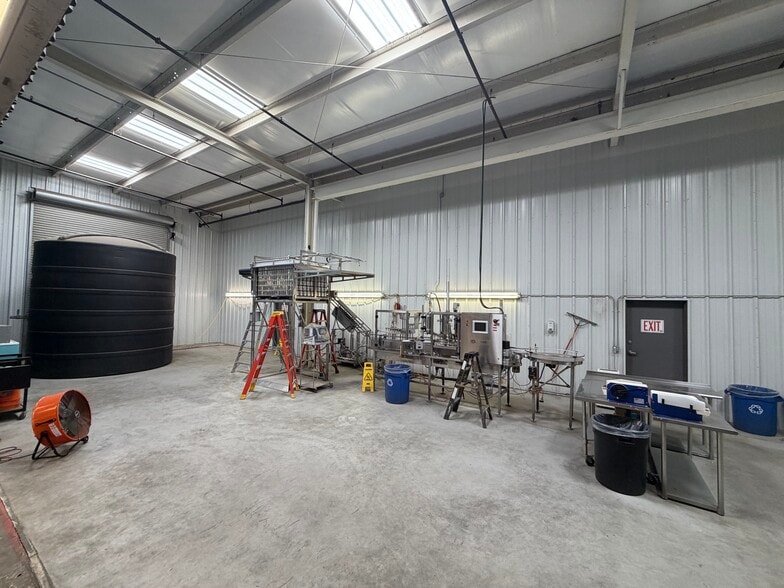 More Photos Of 65 S Lotas St, Porterville Warehouse For Lease