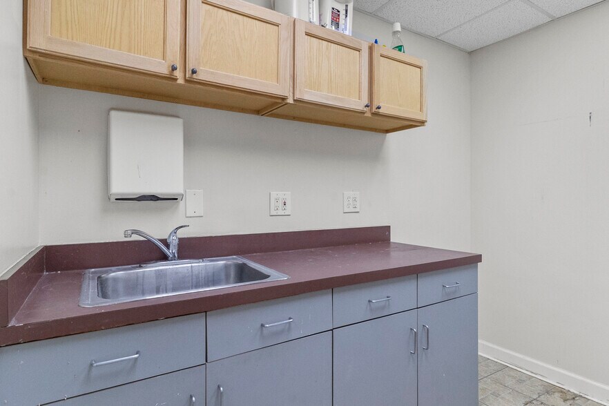 More Photos Of 1119-1123 Merriam Ln, Kansas City Office For Sale