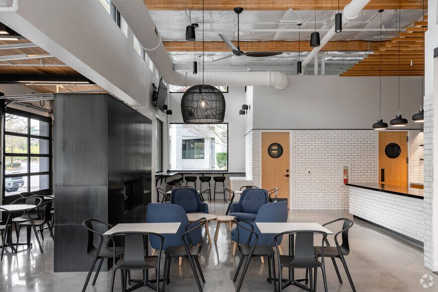 More Photos Of 3933 Lake Washington Blvd NE, Kirkland Office For Lease