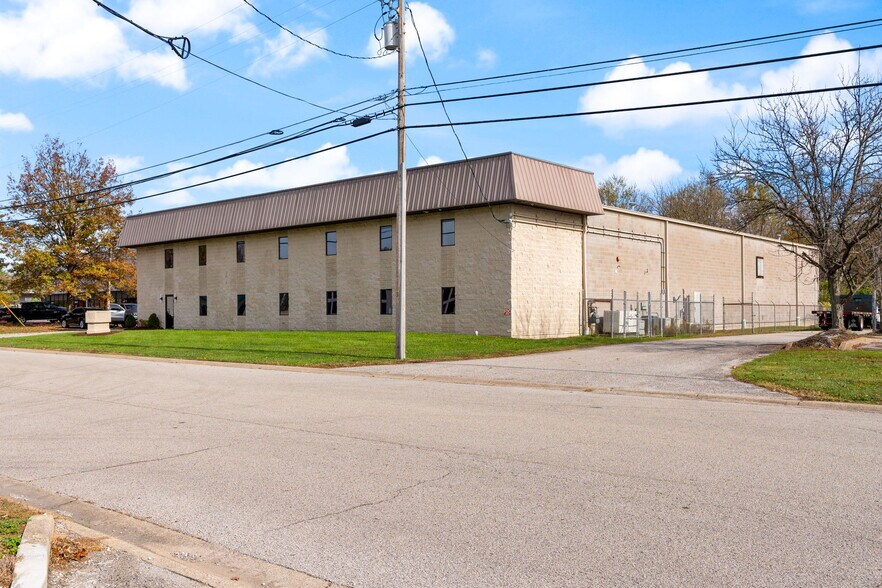 More Photos Of 3312 Gilmore Industrial Blvd, Louisville Warehouse For Lease
