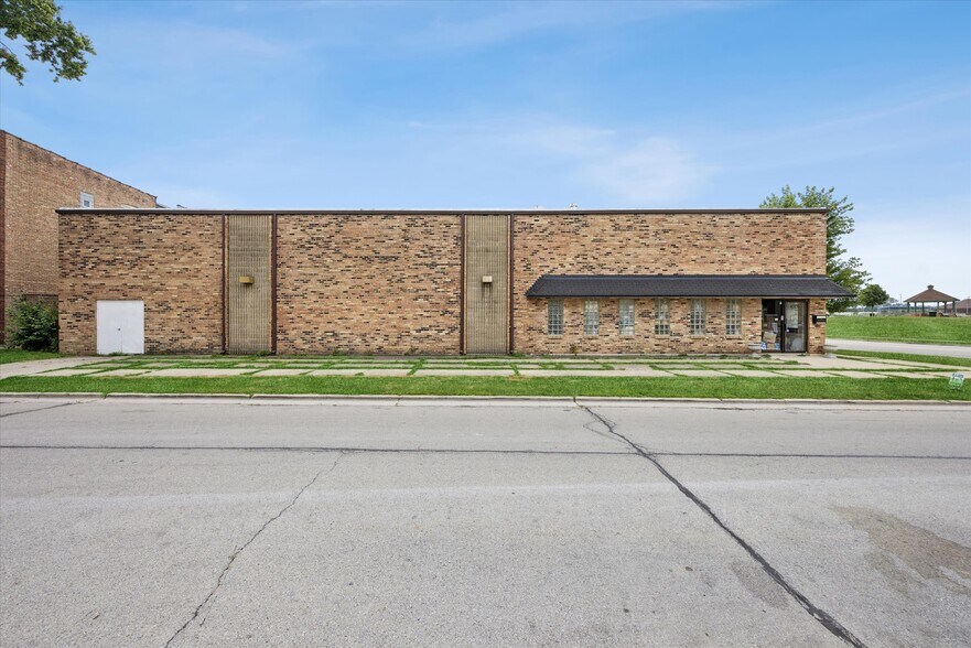 More Photos Of 4205-4215 Lawndale Ave, Lyons Manufacturing For Sale