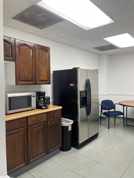 More Photos Of 1497 Rail Head Blvd, Naples Manufacturing For Sale