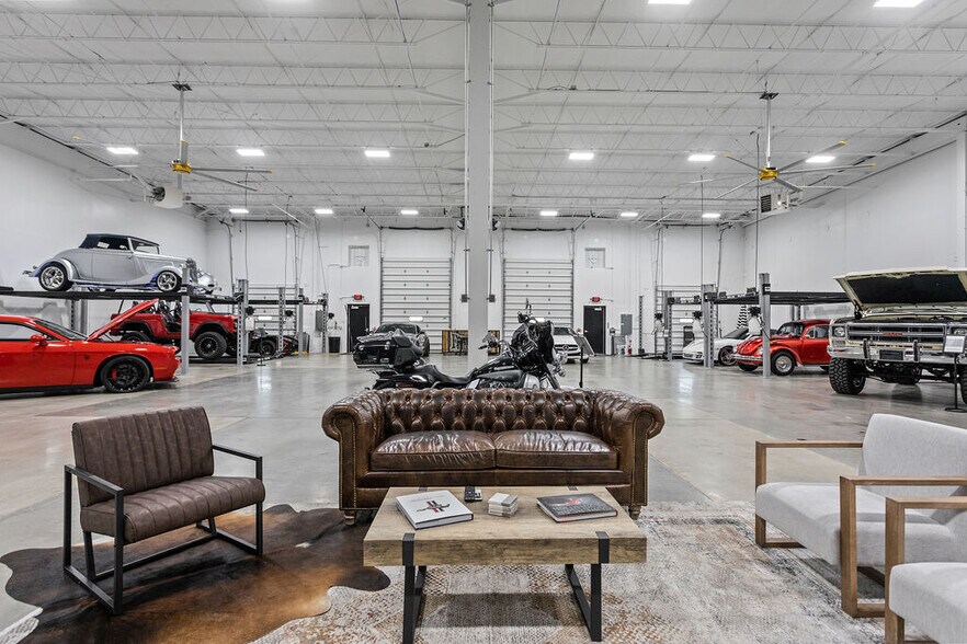 More Photos Of 3455 Centerpoint Dr, Grove City Warehouse For Lease