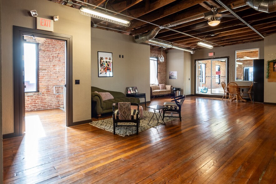 More Photos Of 200 N Armstrong St, Bixby Storefront For Sale