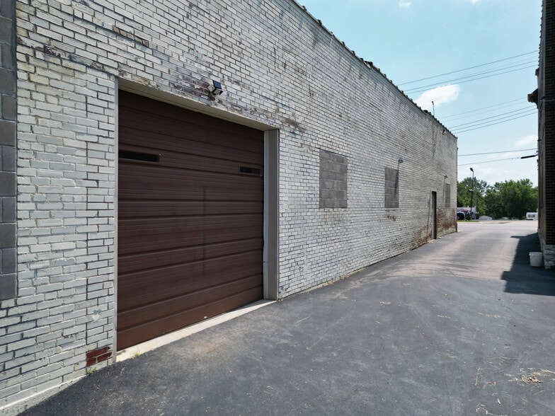 More Photos Of 8213 Gravois Rd, Affton Warehouse For Sale