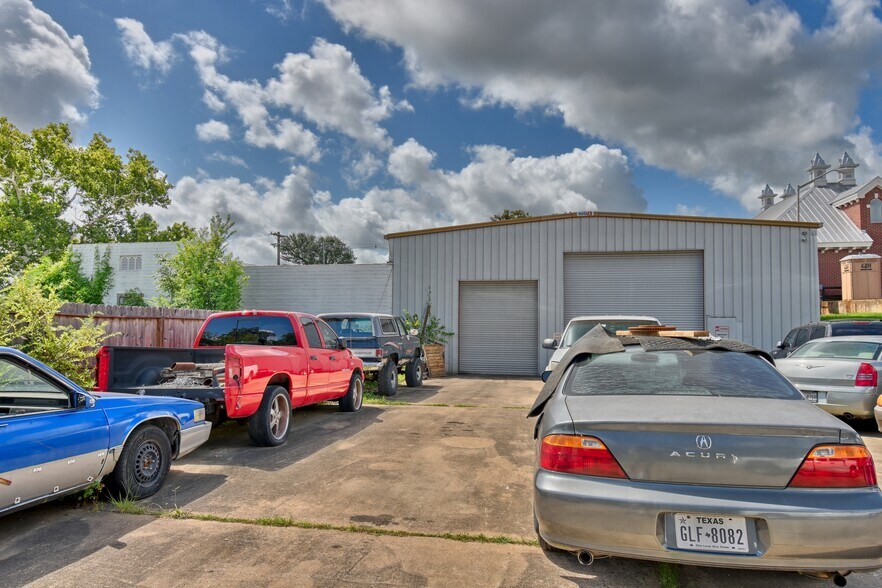 More Photos Of 307 E Alamo St, Brenham Auto Repair For Sale