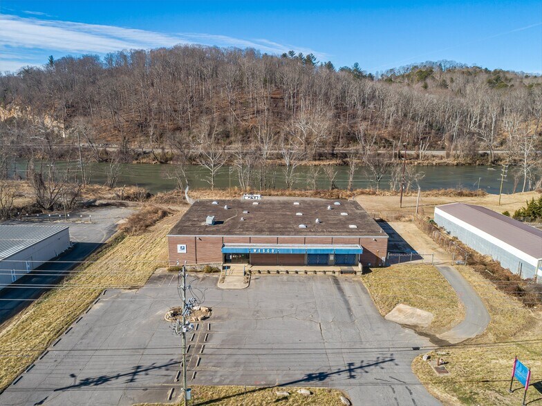More Photos Of 840 Riverside Dr, Asheville Warehouse For Sale
