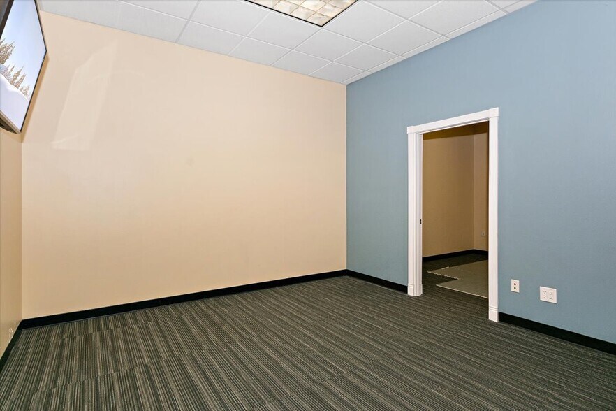 More Photos Of 7970 Cherry Ave, Fontana Showroom For Lease