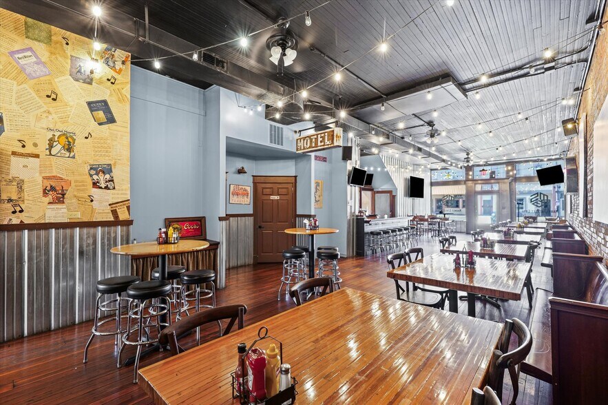 More Photos Of 125 S Market St, Paxton Specialty For Sale