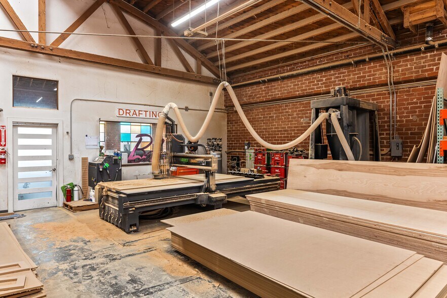 More Photos Of 1458 E 58th Pl, Los Angeles Showroom For Lease