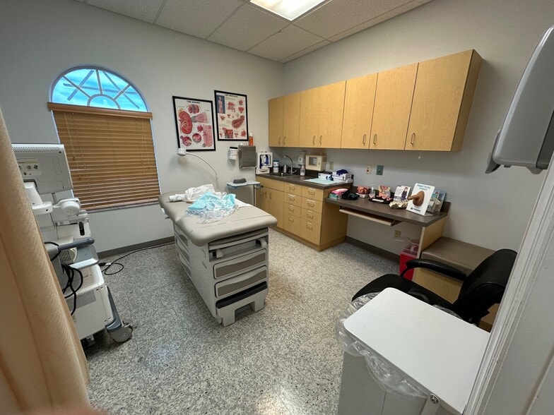 More Photos Of 842 Sunset Lake Blvd, Venice Medical For Lease