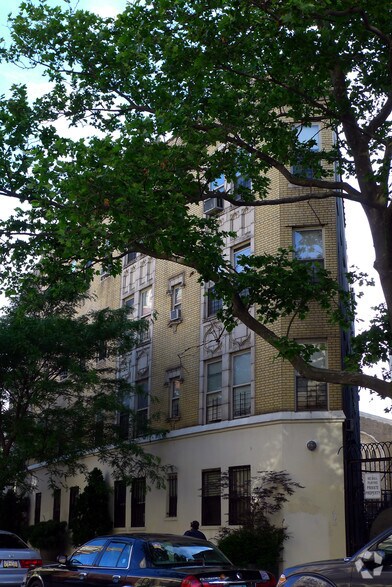 More Photos Of 10 Fort Washington Ave, New York Specialty For Lease