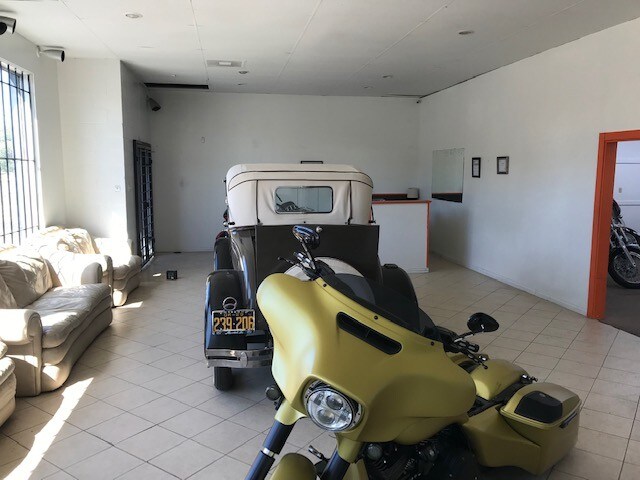 More Photos Of 8326-8330 Harry Hines Blvd, Dallas Auto Repair For Lease