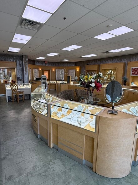 More Photos Of 11124 Kingston Pike, Knoxville Freestanding For Lease