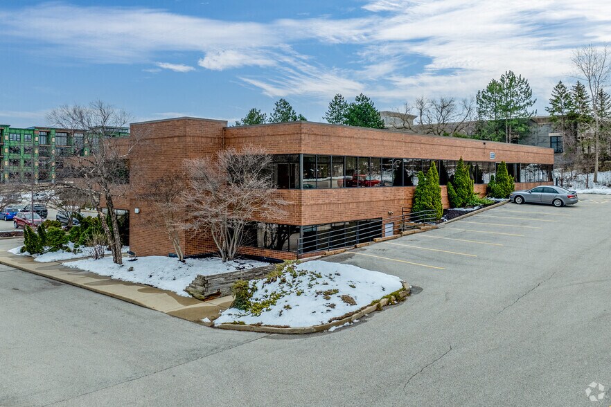 More Photos Of 601-611 N Barker Rd, Brookfield Office For Lease