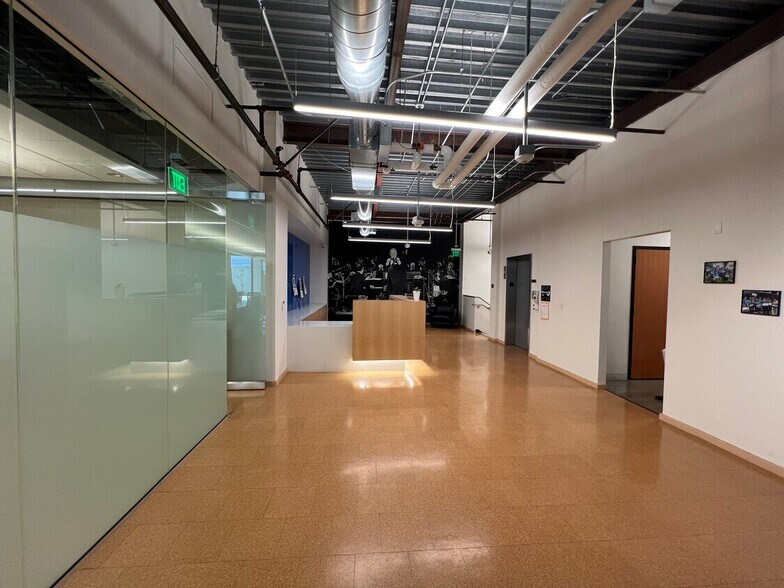 More Photos Of 3220 Winona Ave, Burbank Research And Development For Lease