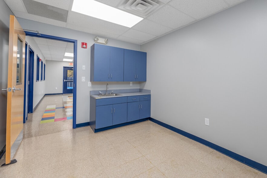 More Photos Of 411 Commerce Ln, West Berlin Medical For Sale