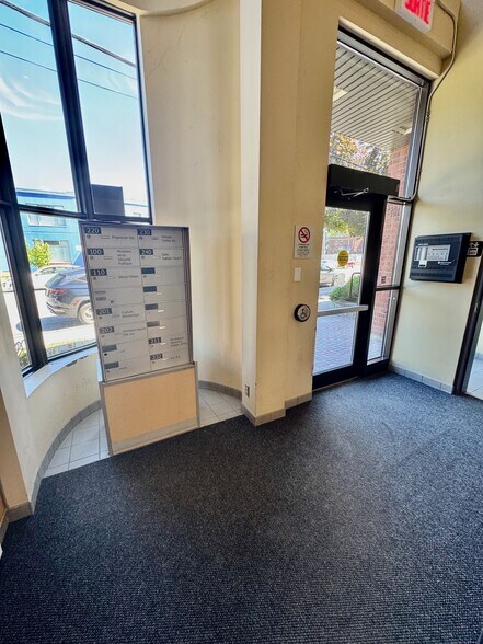 More Photos Of 1085 Ch Du Côteau-Rouge, Longueuil Office For Lease