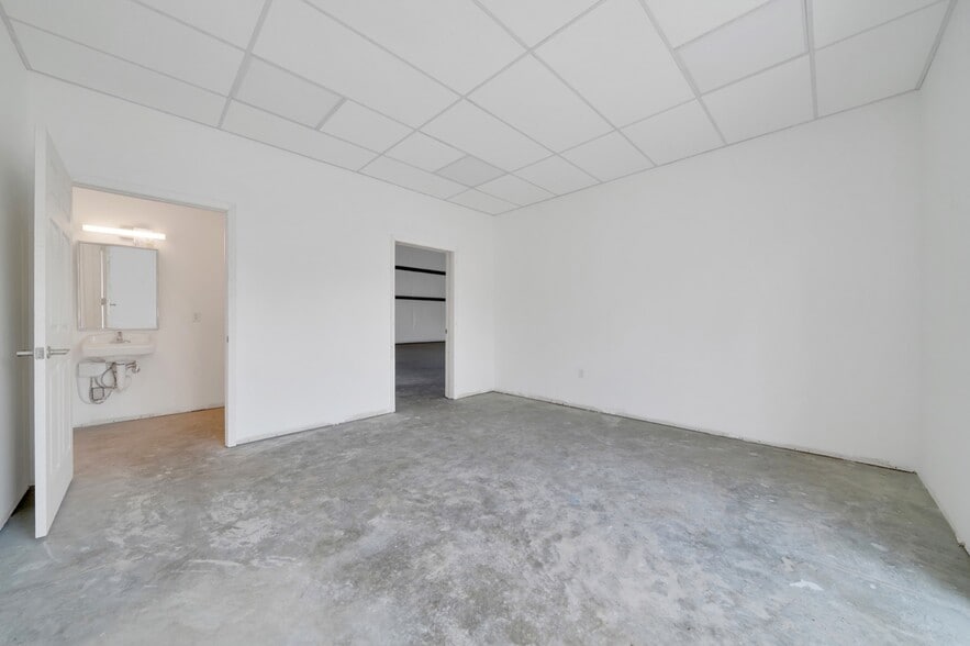 More Photos Of 5741 S Pine Ave, Ocala Service For Lease