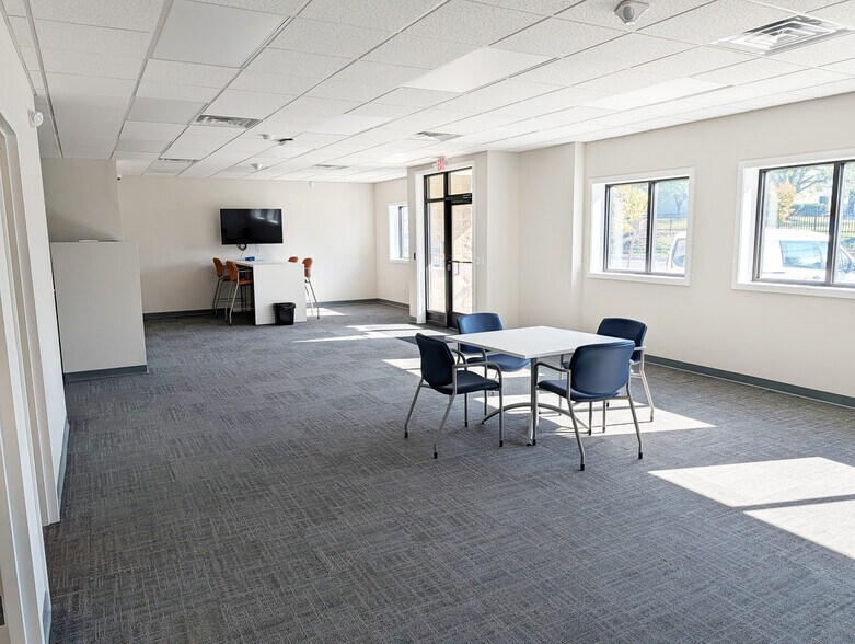 More Photos Of 2 Lear Jet Lane, Latham Light Manufacturing For Lease