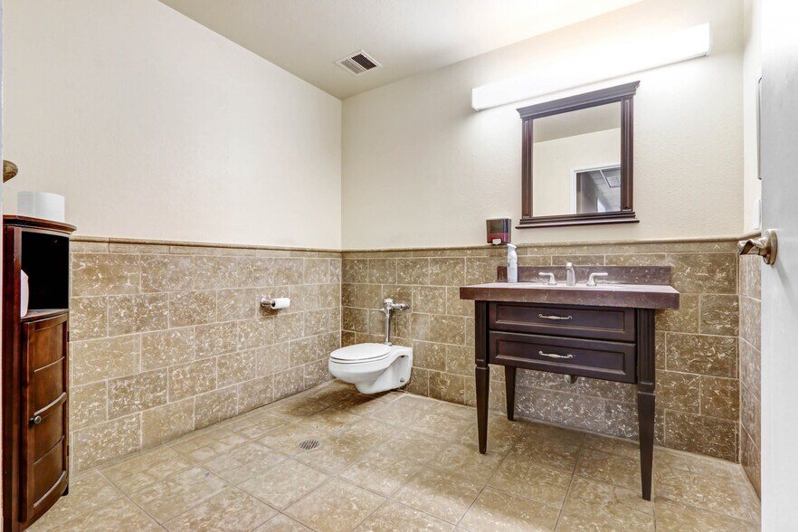 More Photos Of 2075 Knoll Dr, Ventura Manufacturing For Lease