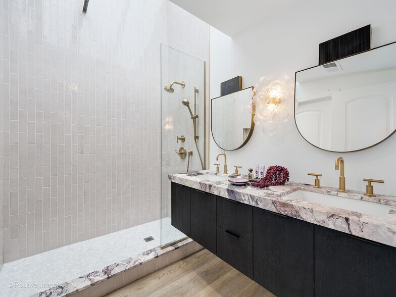 More Photos Of 2733 N Pulaski Rd, Chicago Showroom For Sale