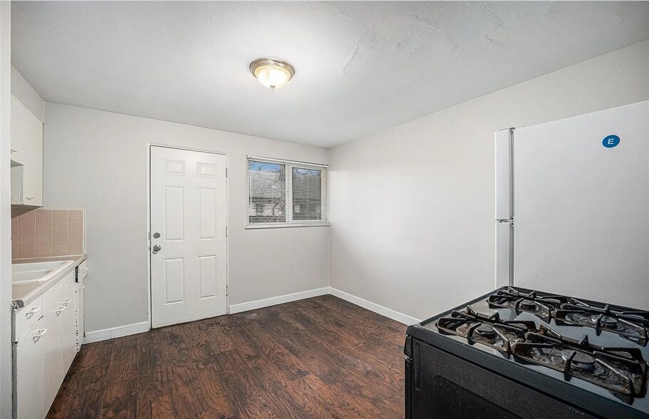 More Photos Of 1143 Akron St, Aurora Apartments For Sale