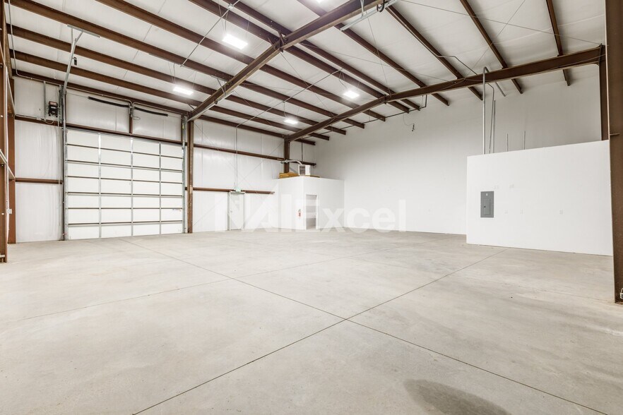 More Photos Of 373 Commerce Dr, Hurricane Warehouse For Lease