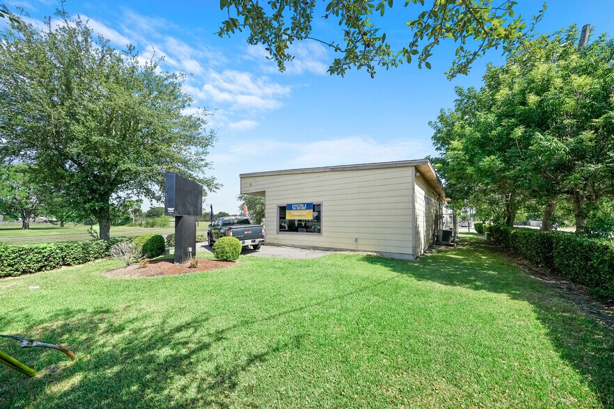 More Photos Of 2555 Allen Genoa Rd, Pasadena Freestanding For Sale