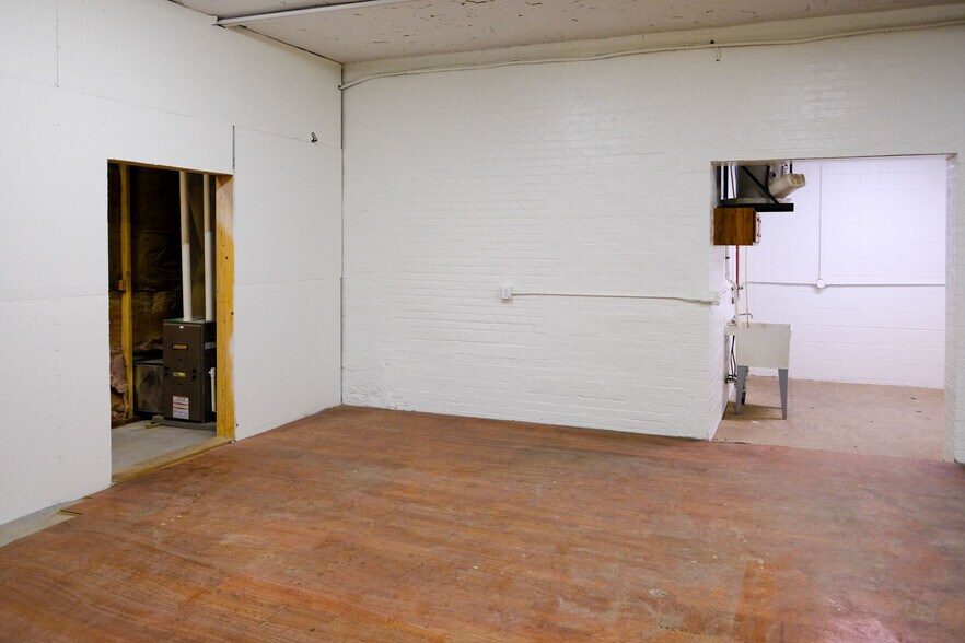 More Photos Of 408 W Main St, Benton Harbor Freestanding For Lease