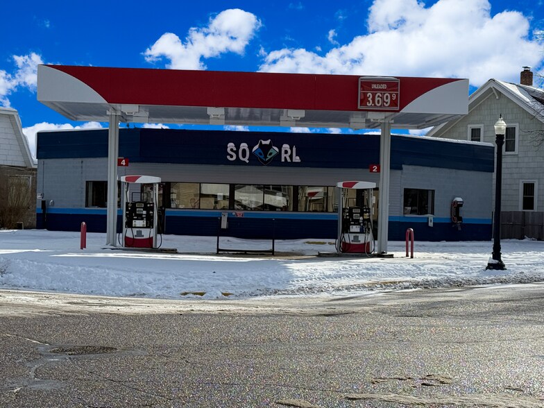 Primary Photo Of 520 Ash St, Baraboo Service Station For Sale