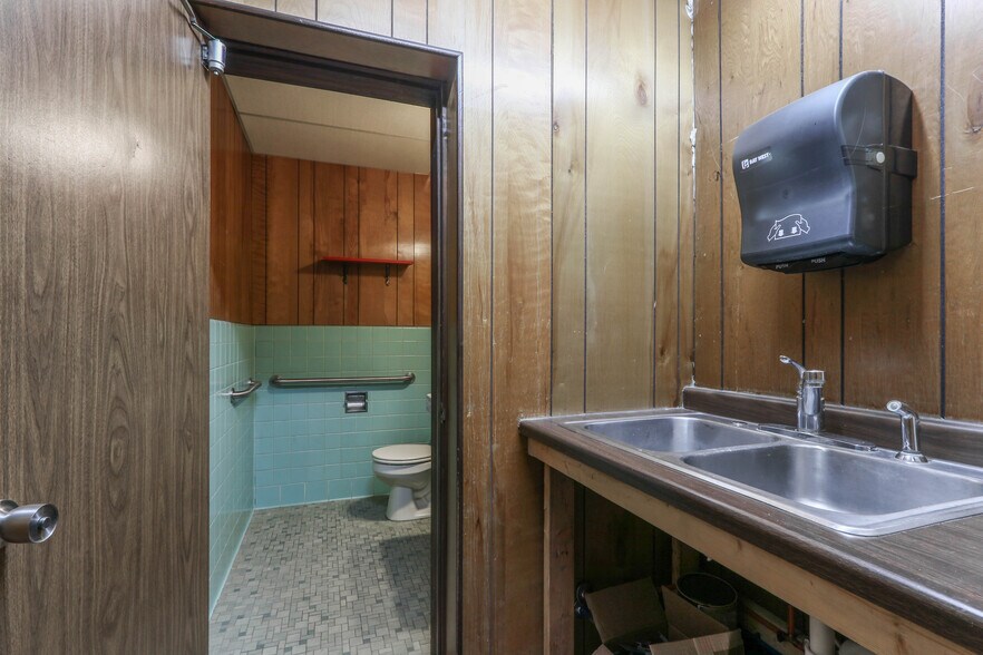 More Photos Of 1301-1305 S Central Ave, Marshfield Convenience Store For Sale