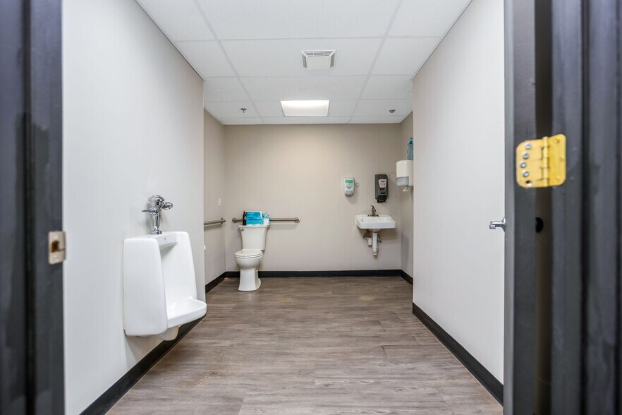 More Photos Of 808 Rhoads Ave, Columbus Warehouse For Sale