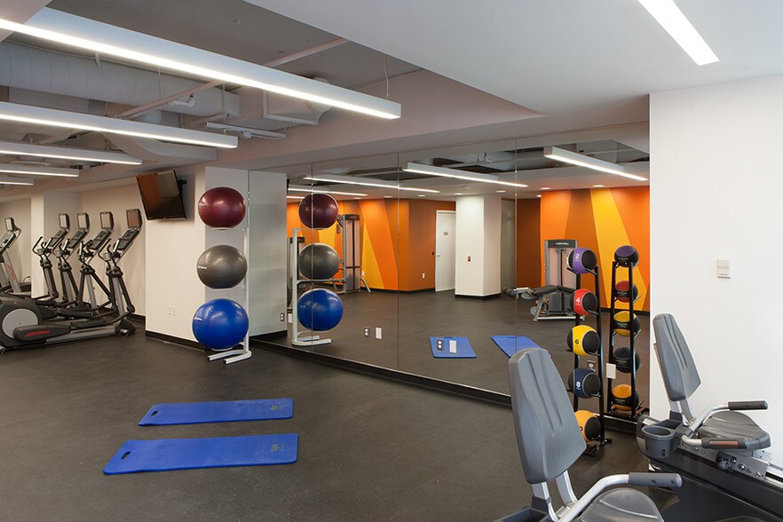 More Photos Of 2550 S Clark St, Arlington Office For Lease