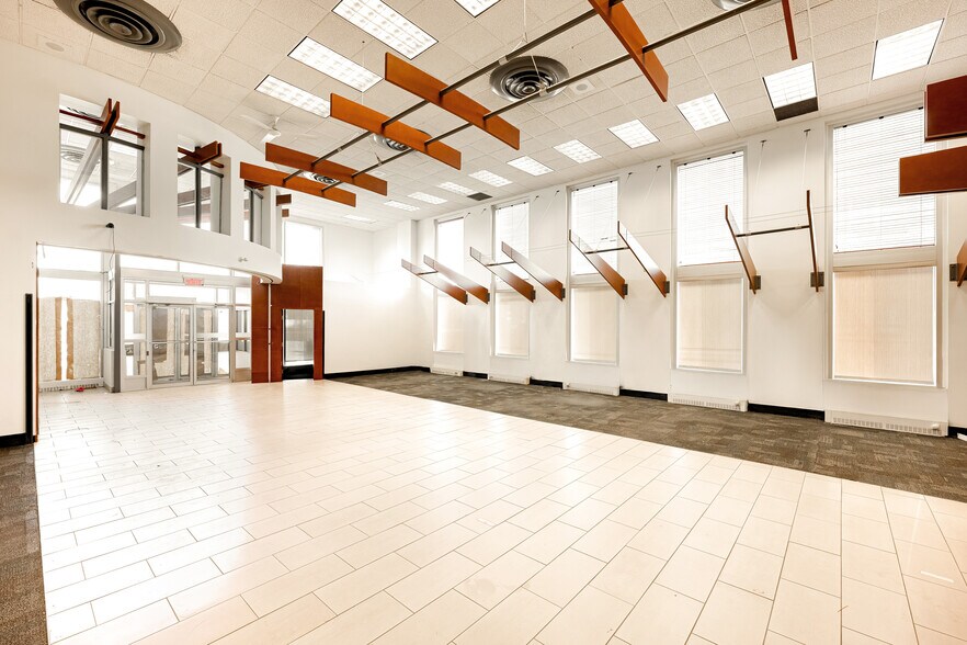 More Photos Of 1605 Rue Girouard O, Saint-hyacinthe Freestanding For Lease