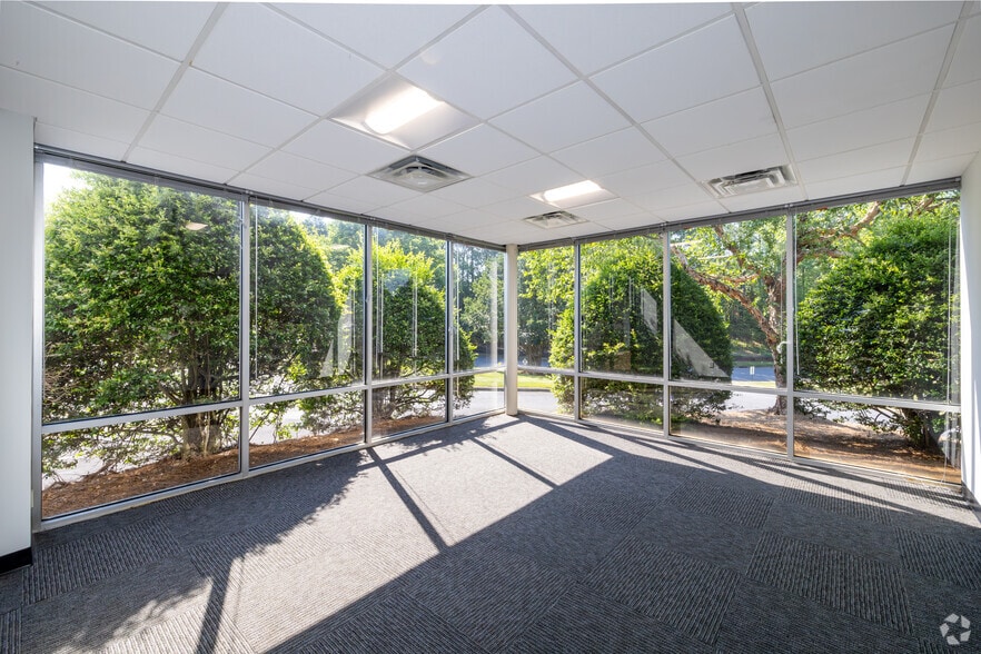 More Photos Of 1809 Cross Beam Dr, Charlotte Unknown For Lease