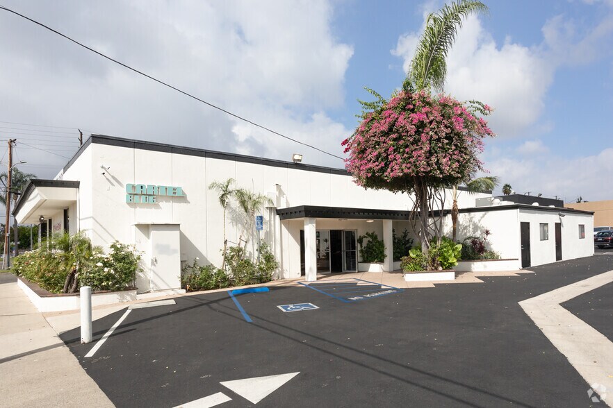 More Photos Of 1921 N Tustin Ave, Santa Ana Freestanding For Lease