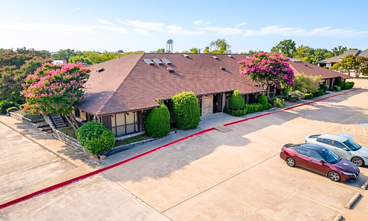 More Photos Of 1721 Cimarron Trl, Hurst Medical For Lease