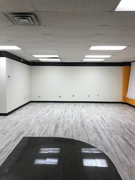 More Photos Of 500-502 Main St, Waltham Storefront Retail Residential For Lease