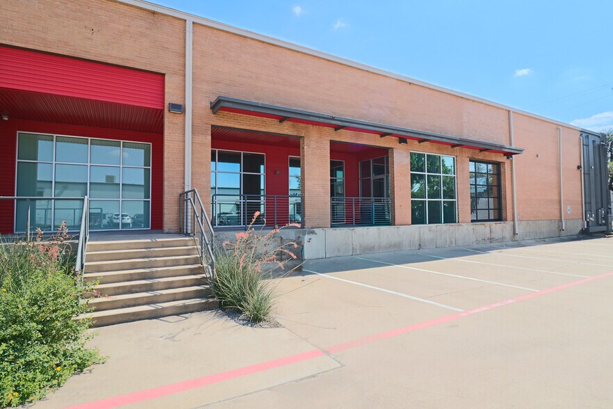 More Photos Of 2320 Valdina St, Dallas Showroom For Lease